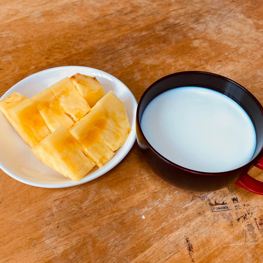 オイシックスの牛乳とパイナップル